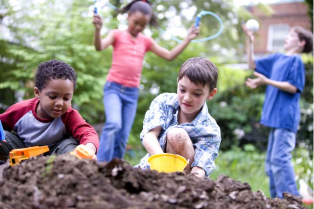 kids-playing-in-garden-kidhours