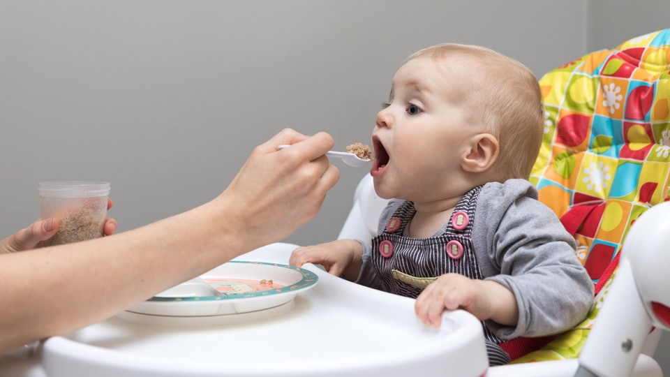 baby-eat-foods-kidhours