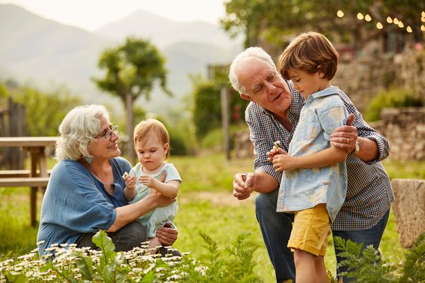 Grandparents-talking-to-children-kidhours