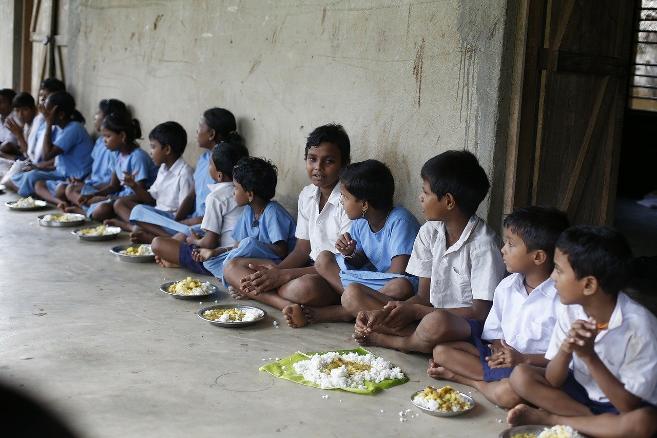 ulaka varumai olippu thinam