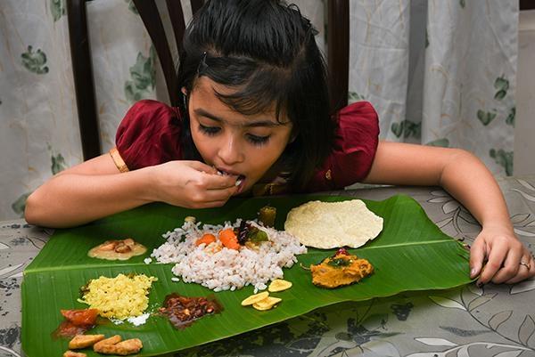 eating-in-table-kidhours