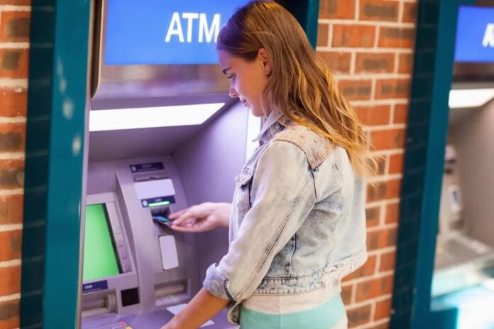 ATM மிஷின் ஏன் கண்டுபிடிக்கப்பட்டது தெரியுமா? - Automated Teller Machine